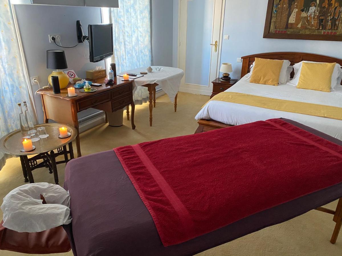 Logis Hotels Domaine Du Chatelard Dirac Esterno foto