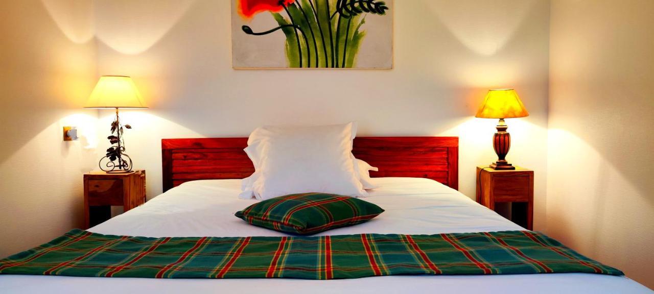 Logis Hotels Domaine Du Chatelard Dirac Esterno foto