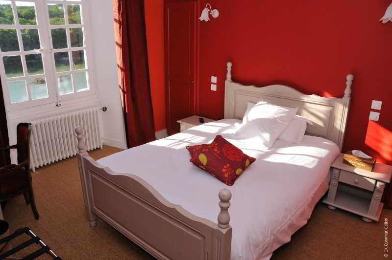 Logis Hotels Domaine Du Chatelard Dirac Esterno foto