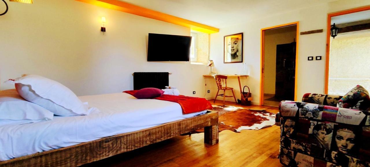 Logis Hotels Domaine Du Chatelard Dirac Esterno foto