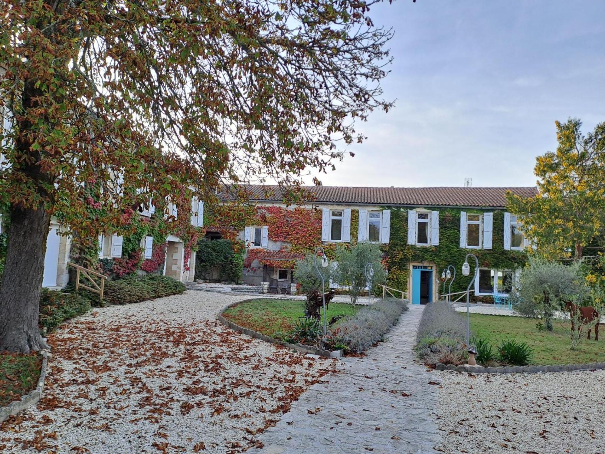 Logis Hotels Domaine Du Chatelard Dirac Esterno foto