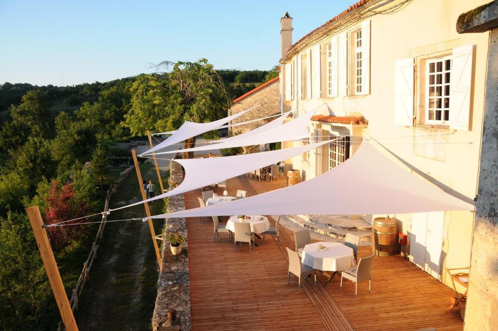 Logis Hotels Domaine Du Chatelard Dirac Esterno foto