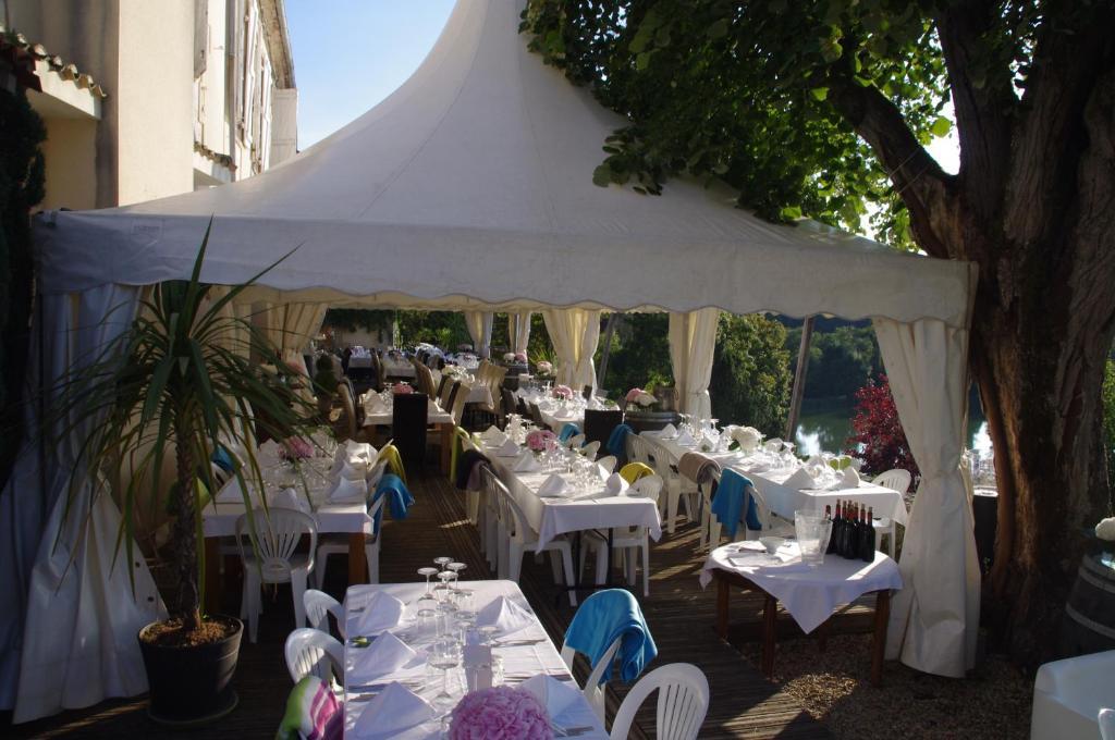 Logis Hotels Domaine Du Chatelard Dirac Esterno foto